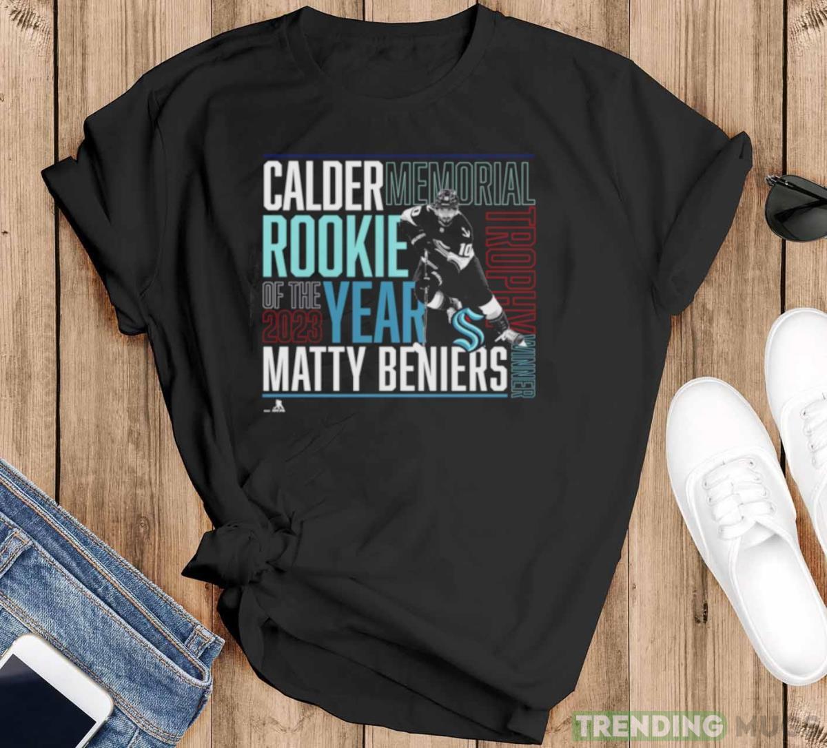 Seattle Kraken Matty beniers 2023 calder memorial rookie of the 2023 year art t shirt - Black T-Shirt Seattle Kraken Matty beniers 2023 calder memorial rookie of the 2023 year art t shirt - Black T-Shirt